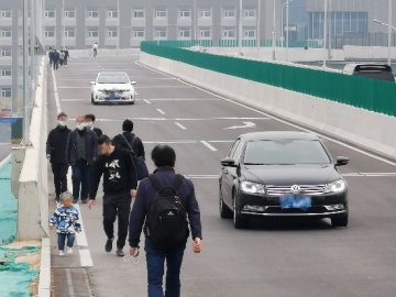进出北京朝阳站乘客为啥要冒险走上高架桥和汽车抢道？