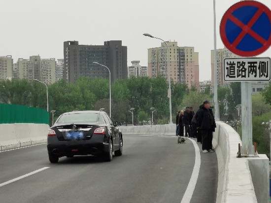 进出北京朝阳站乘客为啥要冒险走上高架桥和汽车抢道？