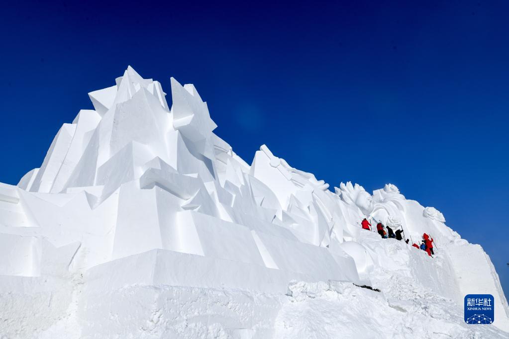 哈尔滨太阳岛雪博会：大型雪塑创作持续推进