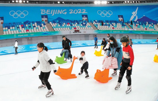 市民走进冬奥场馆 畅享冰上运动魅力