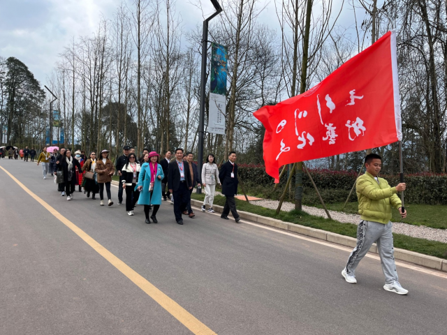 一群快乐的人 行走在自由的大地上——记四川省首届行走文化艺术节雅安海子山之行