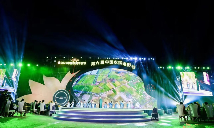 2023中国农民丰收节第六届中国农民电影节公益盛典在内蒙古五原县举行