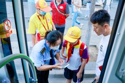 北京通学公交乘务员：用贴心服务守护每一位小乘客