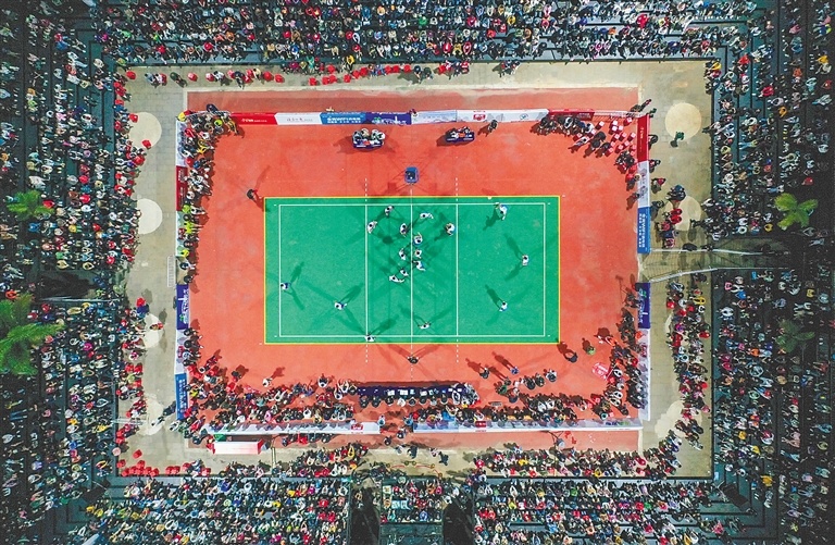 2024年海南（文昌）村镇排球迎春赛在文城镇玉阳公园排球场进行，吸引众多市民游客前来观赛。海报集团全媒体中心记者 李昊 摄
