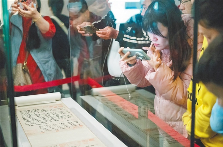 市民游客在省博物馆观看“千古风流 不老东坡——苏轼主题文物展”。记者 宋国强 摄