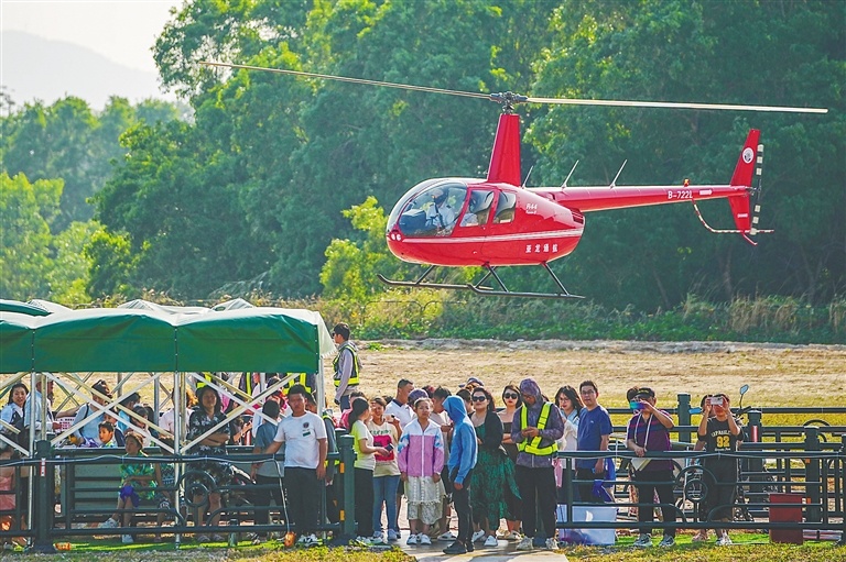 在三亚海昌梦幻不夜城飞行营地，不少游客前来乘坐观光直升机。记者 王程龙 摄