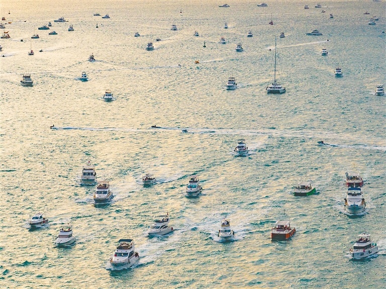三亚湾海域，众多游客乘坐游艇出海。记者 王程龙 摄