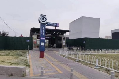 北京：新发地地铁站设立非机动车临时停车场 出行更有序