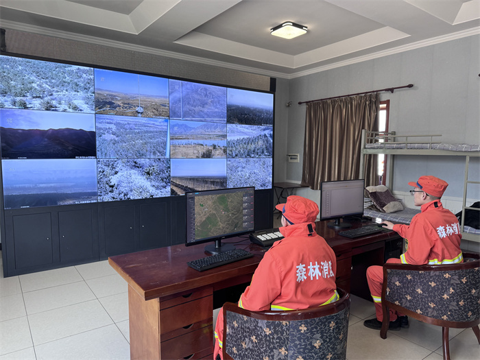 3月14日，记者在朔州怀仁市森林防火预警中心看到，工作人员正在通过监测系统对该市金沙滩生态经济园林区进行实时监控。
