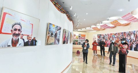 新疆各族人民幸福生活摄影展在京开幕