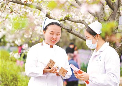 北京援鄂医护赴“樱花之约”
