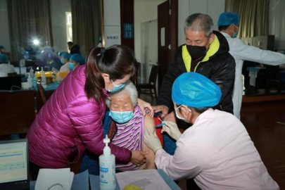 怀柔区桥梓镇为60岁以上老人接种疫苗服务暖心有温度