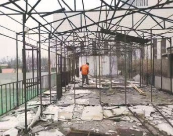 大风吹掀危楼房顶北京万寿路街道拆违跑在风前面