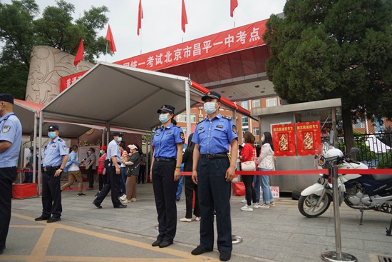 高考首日北京城管执法部门提前上岗保障考点周边环境秩序