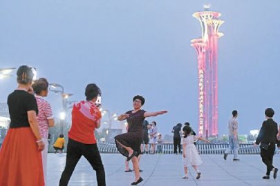 北京市8处主题灯光秀吸引市民打卡合影