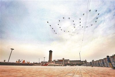 庆祝大会71架空军“战鹰”飞越广场巨型党旗悬机身