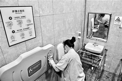 北京271座地铁站新增母婴设施增壁挂式婴儿护理台、安全椅等