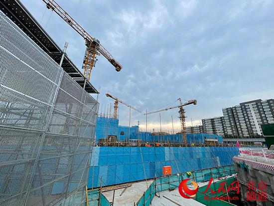 北京西城三处棚改项目年底前全面开工光源里项目首个回迁楼封顶