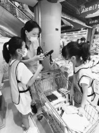 北京四大书城暑期款待小读者书店员工带孩子畅读名著体验非遗