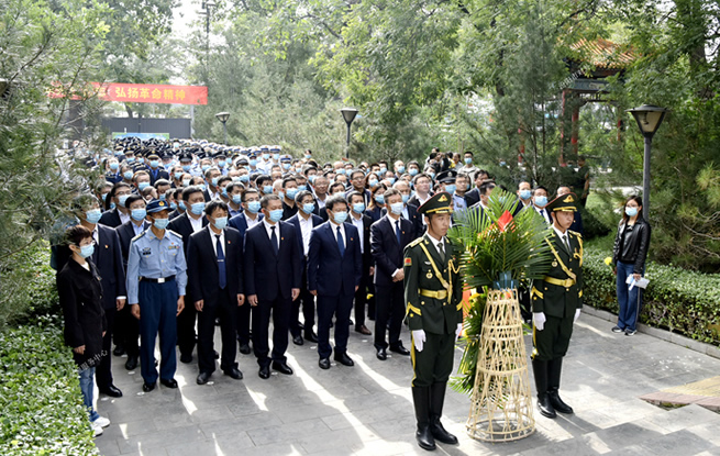 烈士纪念日，汾阳市各界向烈士纪念碑敬献花篮