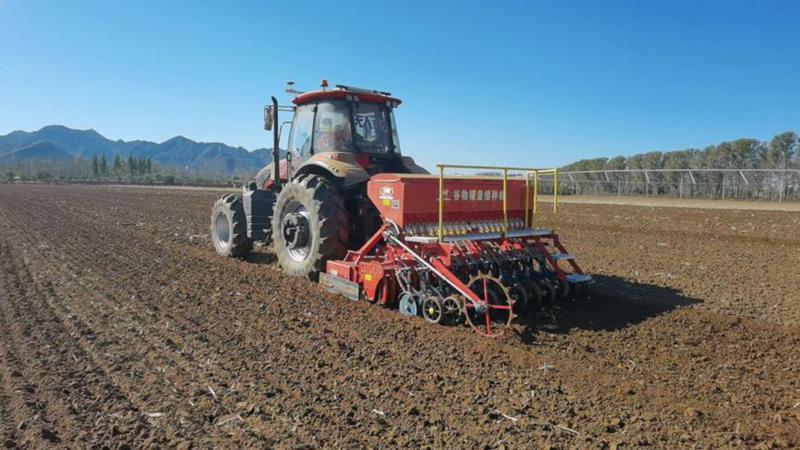 抢农时 北京农机智能装备助力小麦播种