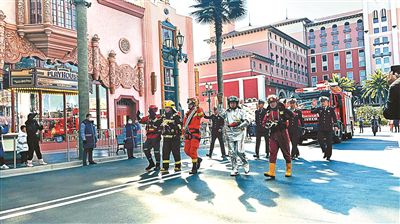 消防员走秀环球影城在好莱坞大道亮相