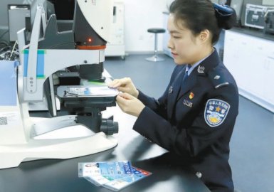 探访北京边检总站证件研究室:为一线民警证件查验工作提供技术支持