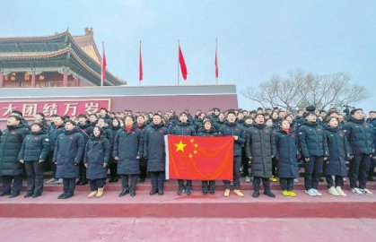 在天安门广场观看升国旗仪式后北京冬奥会中国健儿宣誓出征