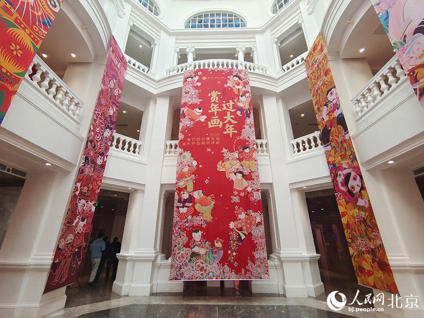 走进北京坊劝业场，“百虎吊挂”直垂而下，新年的仪式感扑面而来。人民网记者 鲍聪颖摄