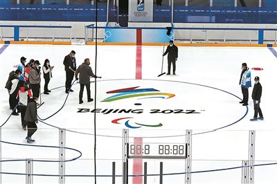 迎冬残奥会国家体育馆冰面换标识