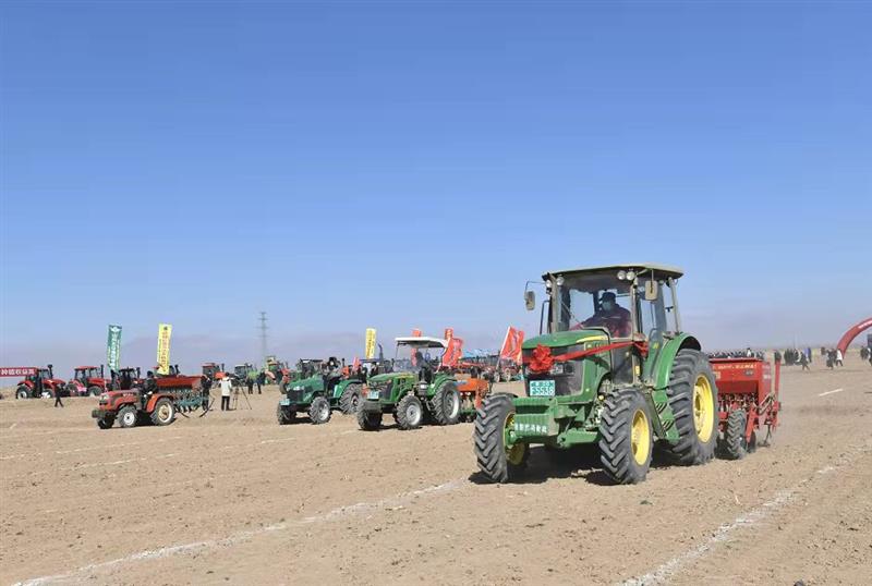内蒙古“春播第一耧”暨大豆玉米带状复合种植机具演示现场会在巴彦淖尔举行