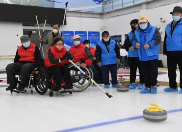 北京：我和冬奥有个约会残疾人旱地冰壶队上真冰训练