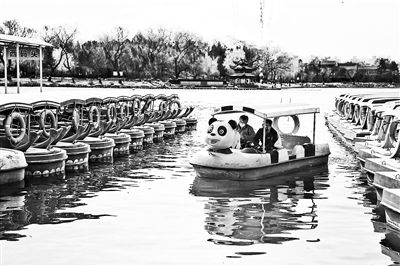 北京五家市属公园游船昨起开航共投放大小船只1500余条
