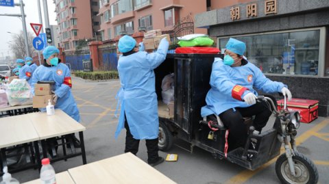 北京朝阳园小区:一线防疫人员当临时骑手保障居民生活