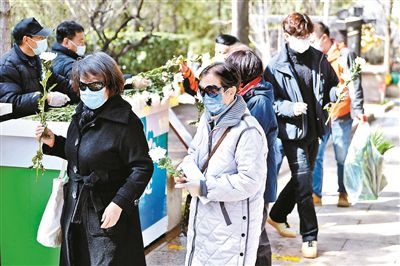 北京迎首个清明祭扫高峰日八宝山人民公墓推27项惠民措施
