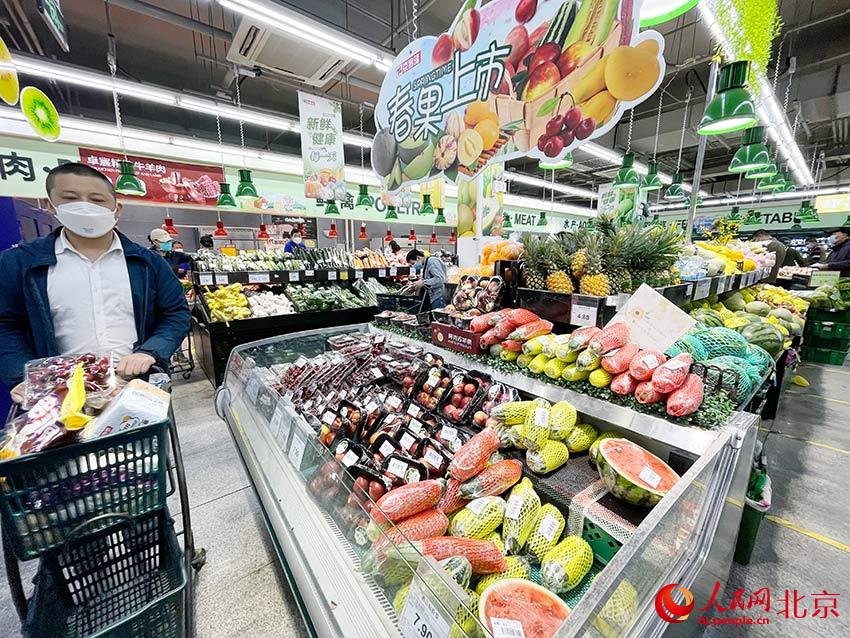 京客隆超市针织路店内，水果货台果品数量充足。人民网 尹星云摄