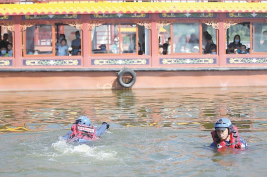 北京通州大运河码头开展暑期“防溺水”演练