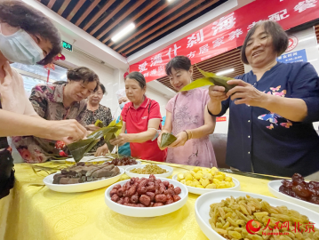 组图：北京什刹海老人包粽子迎端午