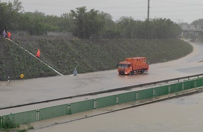 京港澳高速阎村段遭客水倒灌 150余人全力抢险