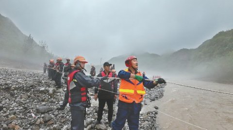 翻山渡河运送物资 帮助583人转移安置：昌平消防支队11小时打通5村生命救援线