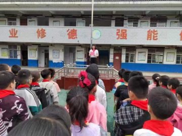 河南南召留山镇召开庆祝第39个教师节表