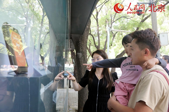 北京海淀路墙上博物馆亮相 首期展览致敬“我们的青春”
