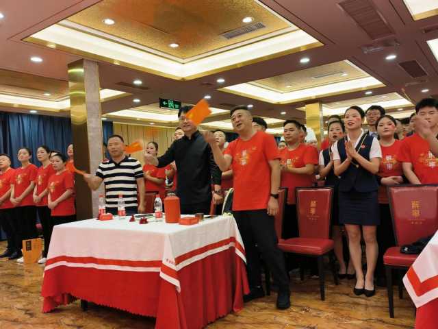 燃爆了！国庆红歌大合唱 解家河南菜门店变成“红色海洋”！