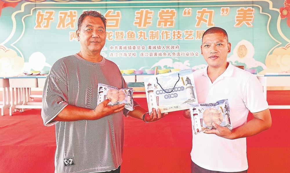 林禹和曹常斌（左）一同展示“两岸鱼丸”产品。（刘深魁 叶建隆 于文影 摄）