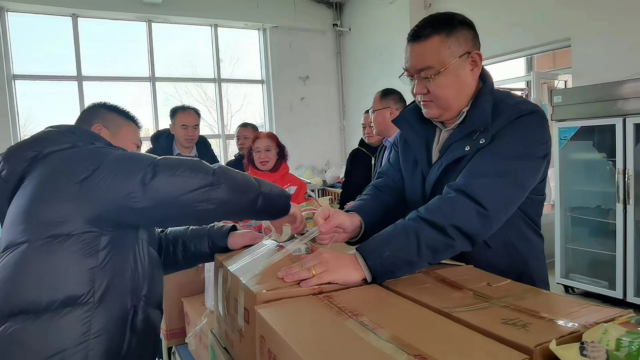 山东烟台道德先锋志愿服务大队携手爱心企业为186名环卫工人送水饺