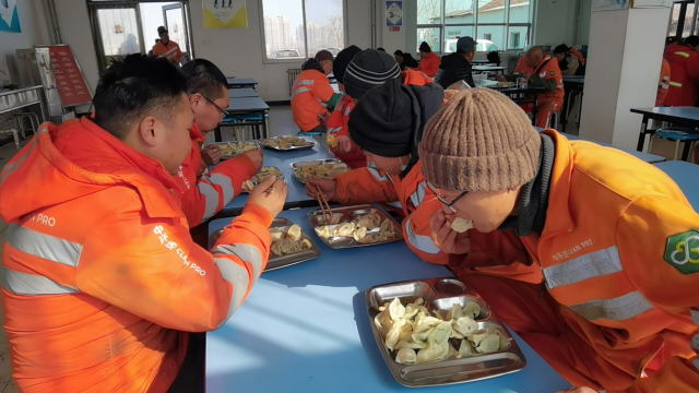 山东烟台道德先锋志愿服务大队携手爱心企业为186名环卫工人送水饺