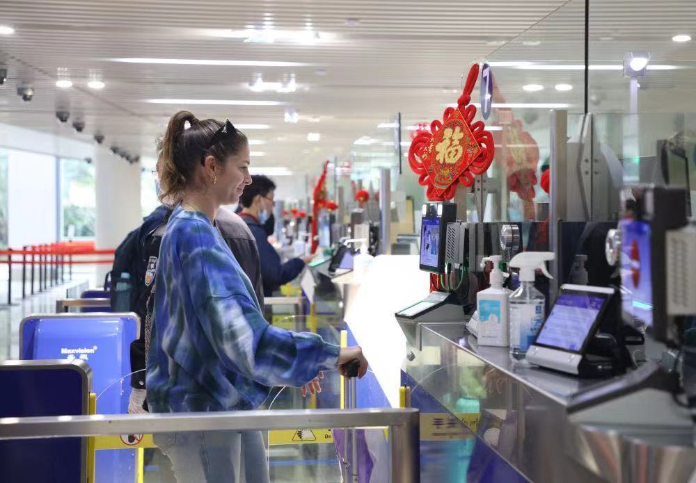 2月10日，新加坡落地航班旅客在海口美兰国际机场办理通关手续。
