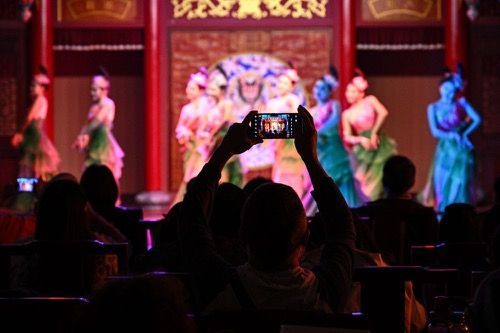 2月11日，观众在海南省博物馆观看苏轼主题综合文艺演出。