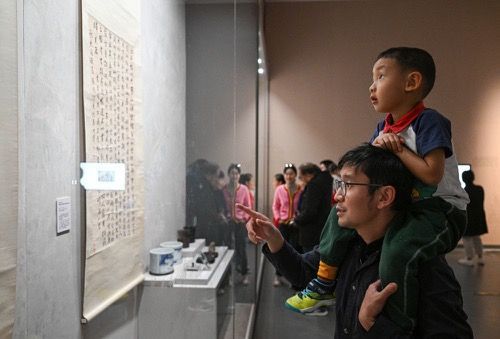 2月11日，观众在海南省博物馆观看苏轼主题文物展。