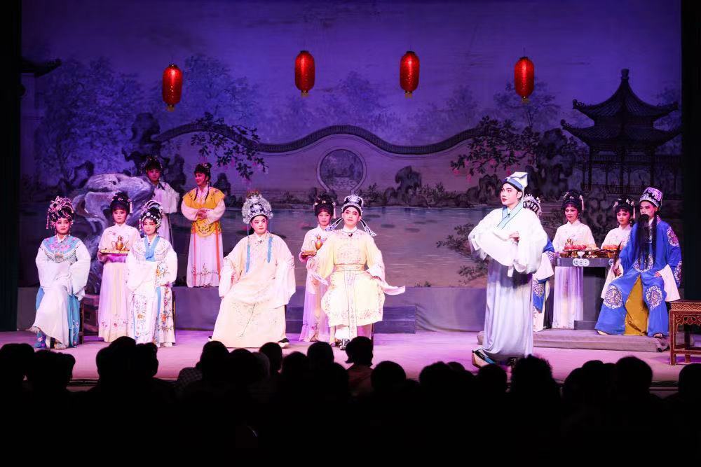 2月21日，海南定安县琼剧团在定安县后山村表演琼剧。
